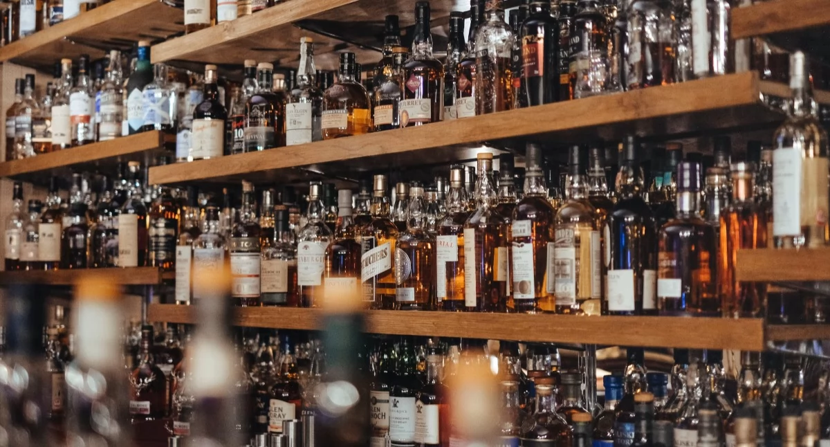 Szkocka whisky do 100, 150 i 300 zł. Jak wybrać butelkę i nie przepłacić