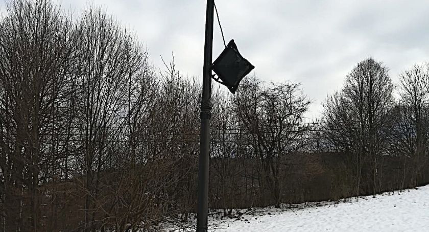 Uszkodził uliczną latarnię i uciekł