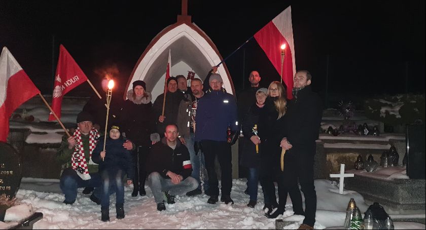 Przedstawiciele Ruchu Narodowego na 66 rocznicy śmierci “ Beskidzkiego Janosika “ , Jana Sałapatka ps. Orzeł. 