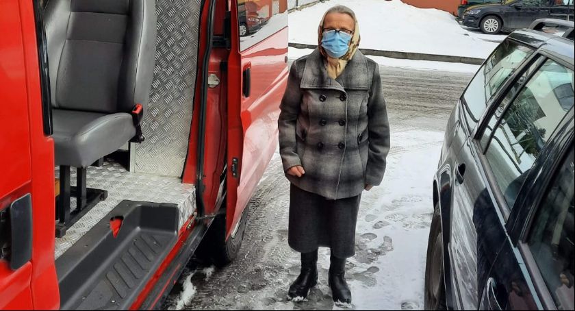 Strażacy transportują seniorów na szczepienie przeciwko SARS-COV-2