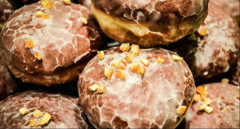 Dziś można sobie pofolgować. Od rana królują pączki 