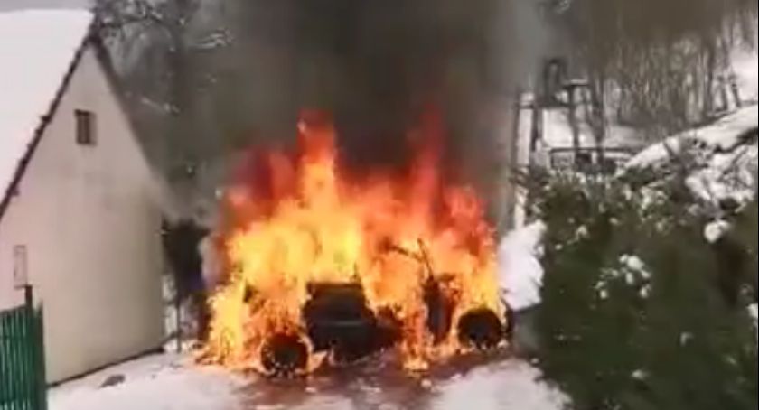 W Stryszawie spłonął mercedes (wideo)