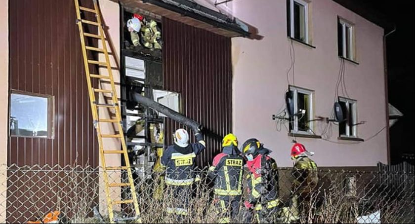 Płomieni nie było widać, ale to ich nie zwiodło. Strażacy uratowali budynek gospodarczy 
