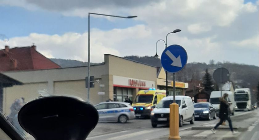 Weszła pod koła cofającego seata 