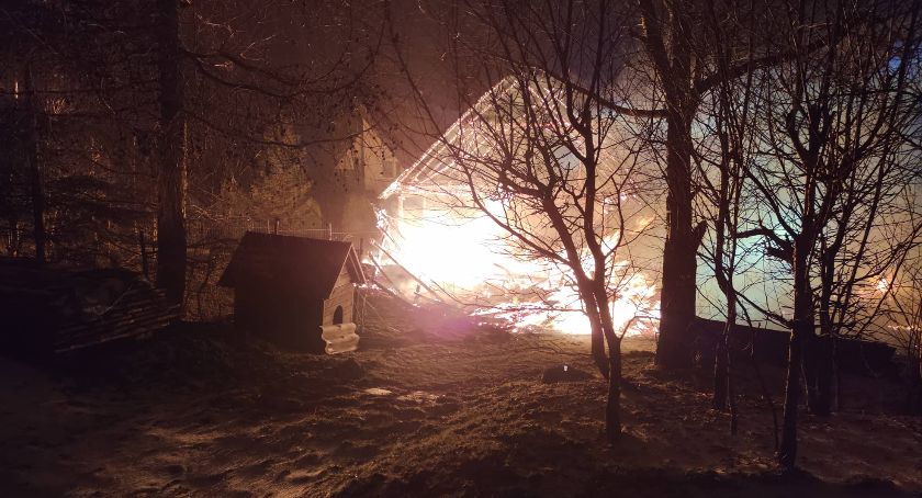 Nocny pożar w Palczy. Strażacy ratowali dom (zdjęcia i wideo)