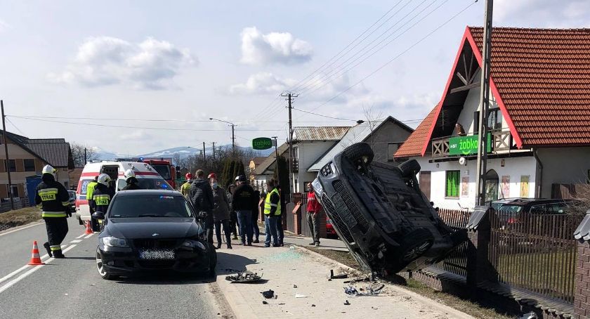 Popołudniowa kraksa w Naprawie. Jedna osoba trafiła do szpitala 