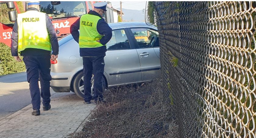 Staranował seatem ogrodzenie 