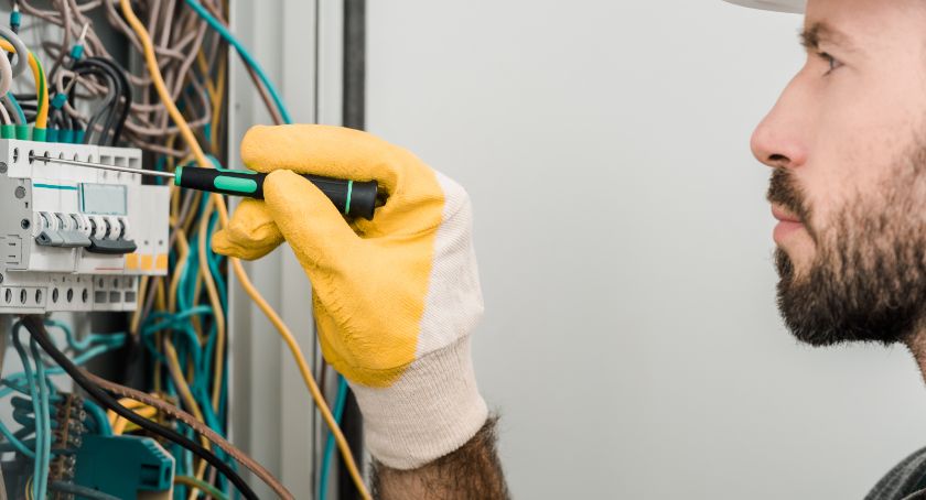 Jak wybrać dobrego elektryka ?? 4 najważniejsze zasady