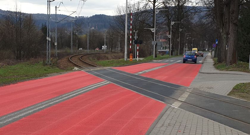 Przejazd kolejowy utonął w... czerwieni. Wiadomo w jakim celu 