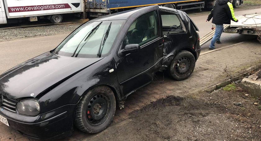 Feralne wyprzedzanie. Manewr zakończył na płocie 
