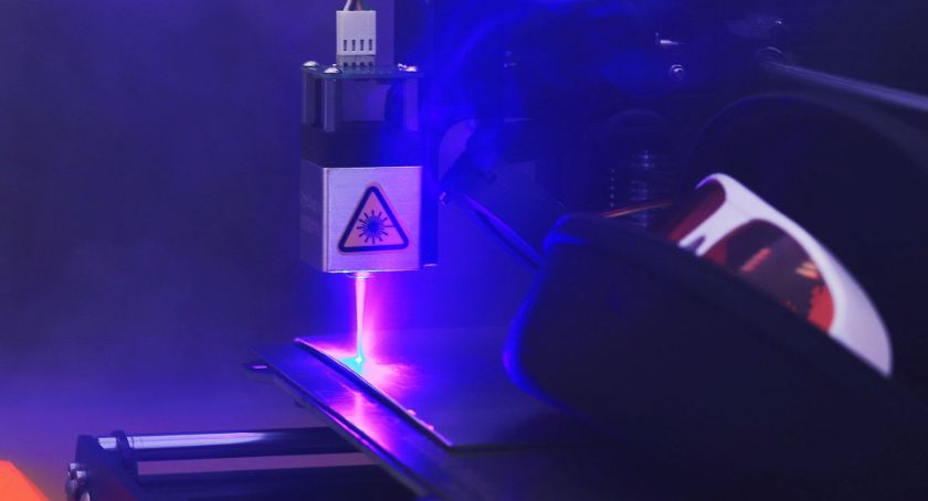 Na czym polega obróbka CNC stali bądź strumieniowa ścierna?