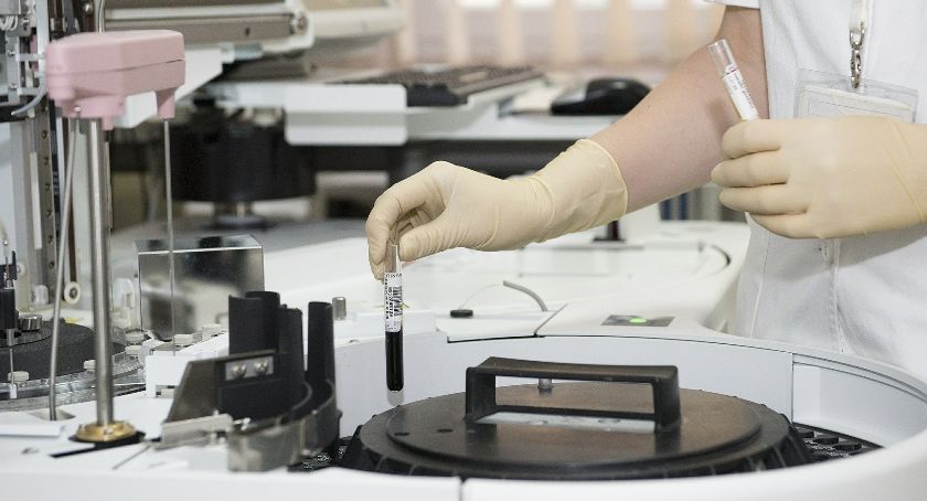 Ilość zakażonych maleje, ale wciąż dużo osób umiera, także w powiecie suskim 
