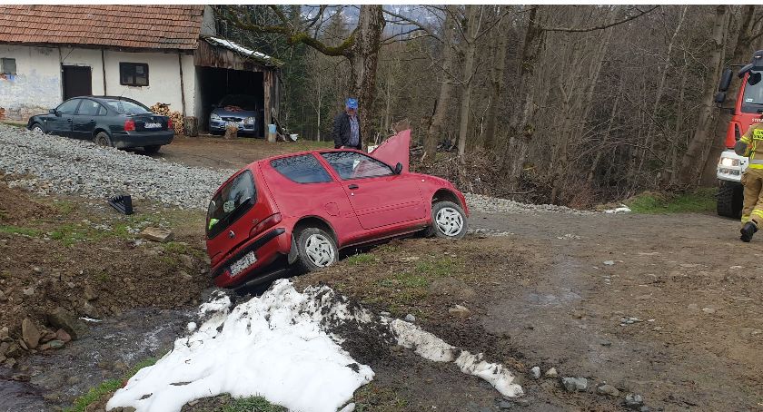 Wpadł fiatem do potoku. Do tego nie był trzeźwy 