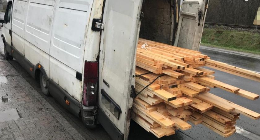 Przewoził towar niesprawną technicznie furgonetką pomimo zakazu poruszania się tym pojazdem