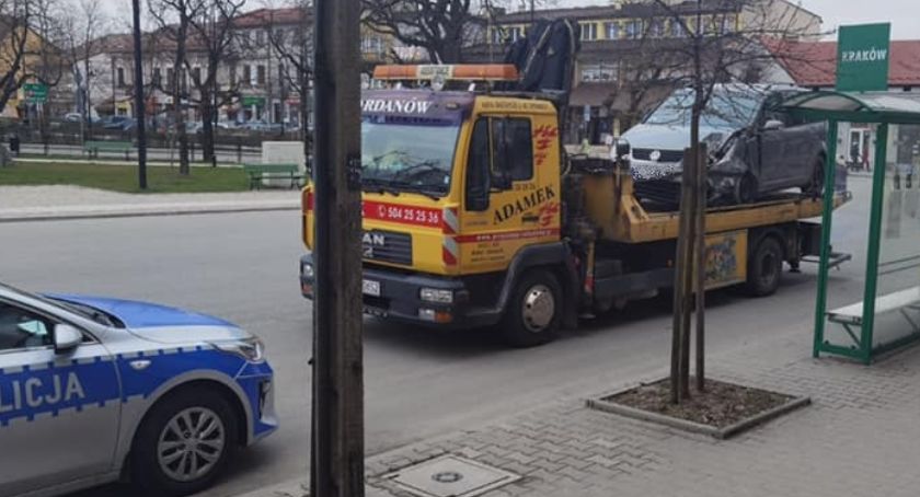 Policja wyjaśnia okoliczności niedzielnej kolizji w Łętowni 