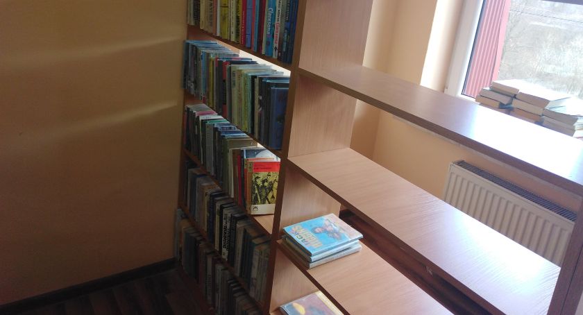 Biblioteka w Łętowni przeszła gruntowny remont. Książki już lądują na półkach 
