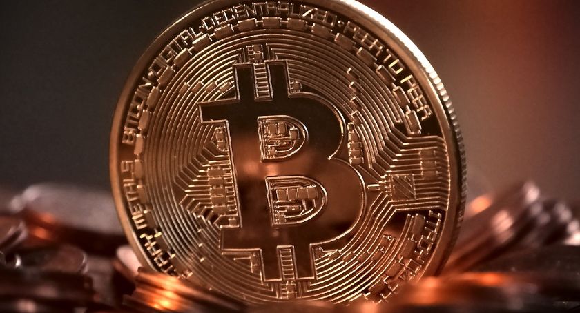 Mieli zyskać pieniądze w kryptowalutach, a stracili w złotówkach