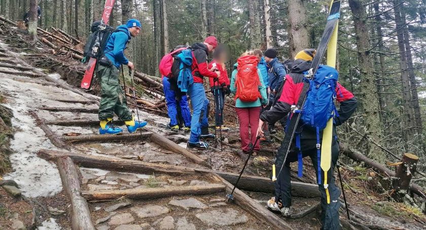 Wychłodzona, kontuzjowana turystka sprowadzona przez GOPR na Krowiarki 