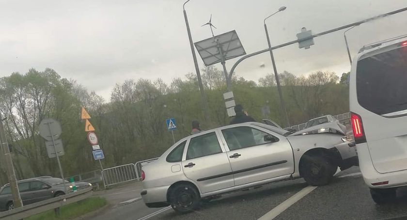 Zembrzyce: Stłuczka przy starym moście 