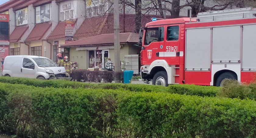 Stłuczka w centrum Suchej Beskidzkiej. Trzy auta rozbite 