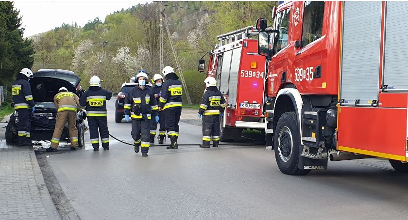 Po kolizji auto stanęło w płomieniach 