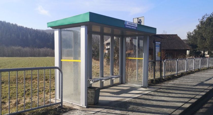 Gmina Maków: Busy kursują, a i pasażerowie nie będą teraz moknąć 