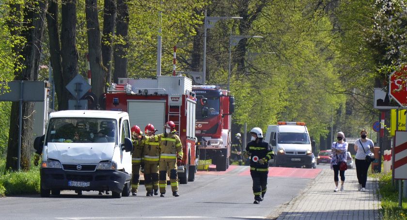 Kraksa na przejeżdzie kolejowym. Cztery auta uszkodzone 
