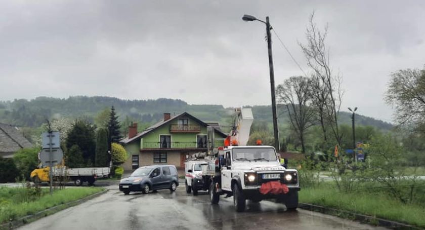 Zerwany przewód energetyczny wpadł do Paleczki 