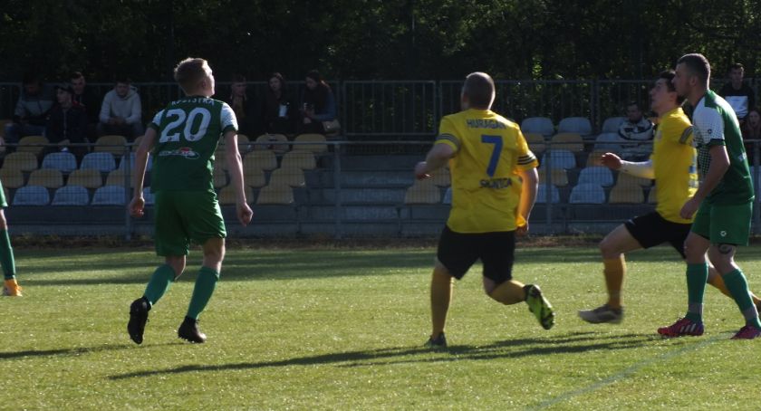 B-KLASA WADOWICE: Michał Pacyga dojechał na mecz i go zamknął, Lachy odkuwają się w Grzechyni, Dąb sprezentował gole Chełmowi