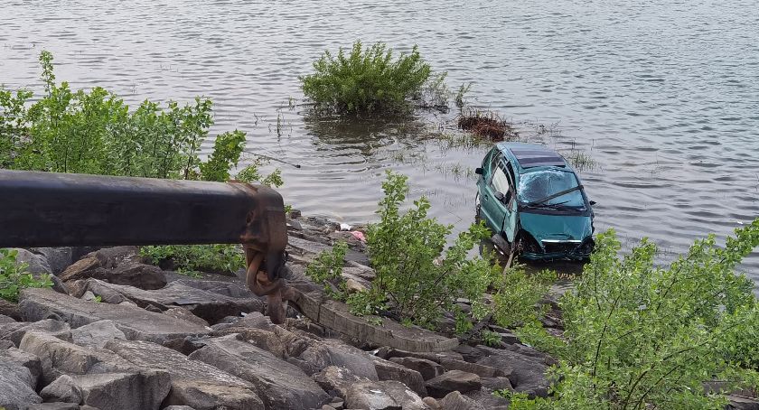 O krok od tragedii. Samochód wpadł do jeziora Mucharskiego (video) 