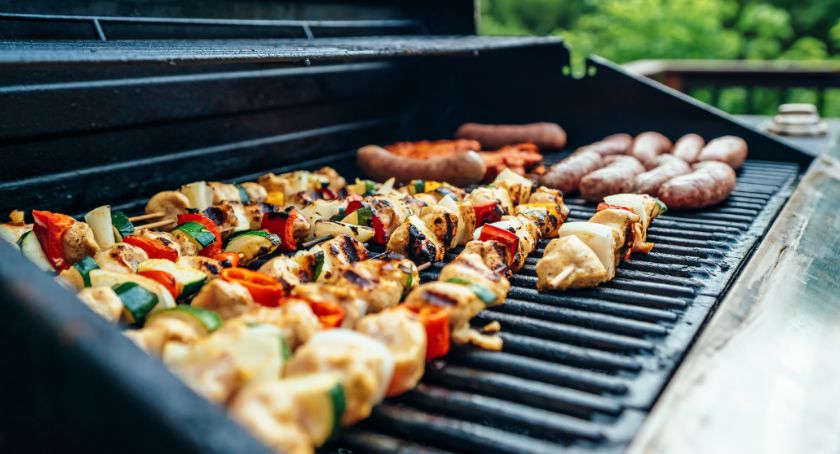 Czym przyprawiać i z czym podawać grillowaną kaszankę?