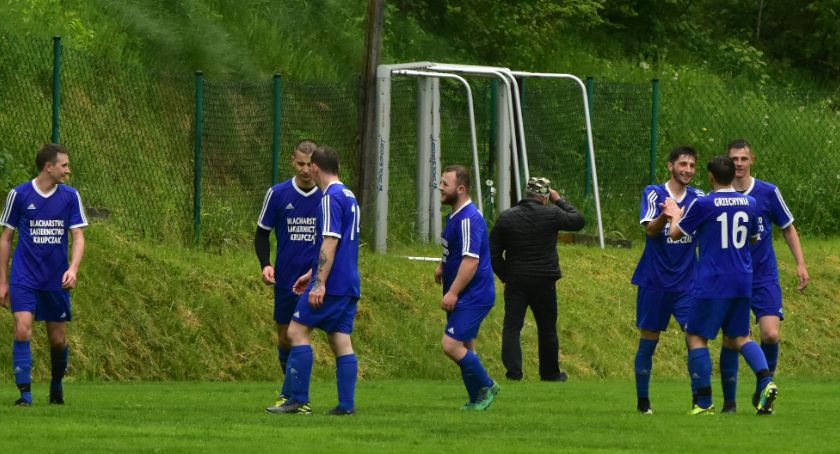 B-KLASA WADOWICKA: Derby dla Bystrej, Huragan wygrywa 3:0, a Grom? 9:0! Autobus w Marcówce
