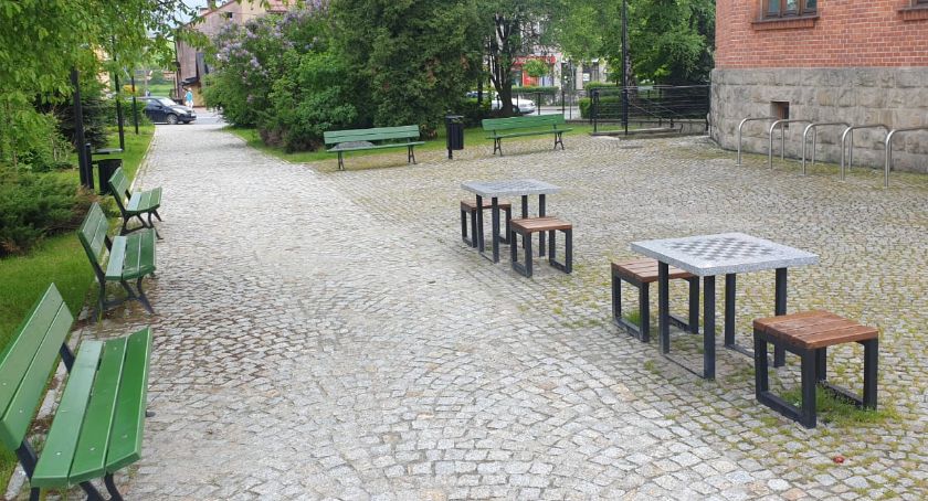 Nocne libacje w ogródku szachowym 