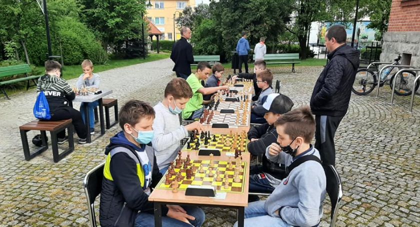 Szachowy turniej pod chmurką 