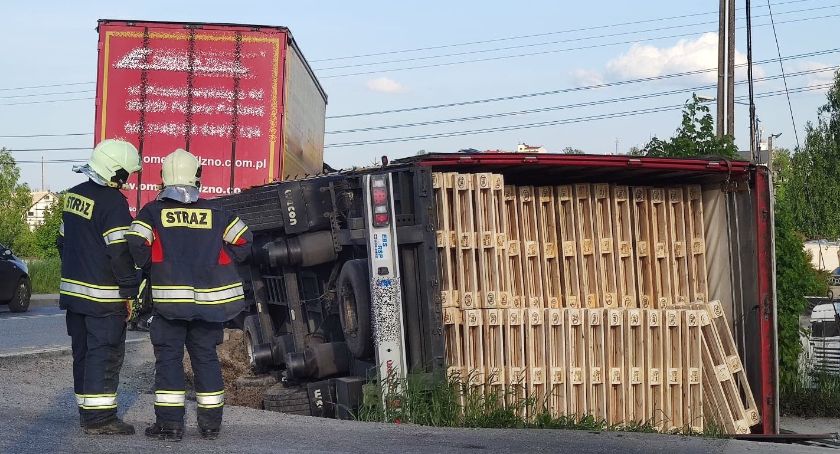 Przyczepa z paletami wylądowała w rowie. Poważne utrudnienia na krajowej 28