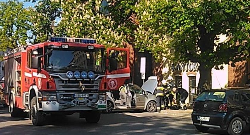 Spod maski volkswagena zaczął wydobywać się dym