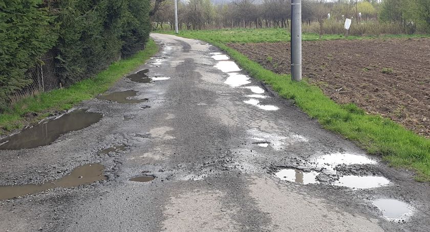Dwie drogi powiatowe do solidnego remontu, na trzeciej łatanie dziur 