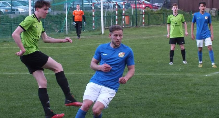 A-KLASA: Sexy futbol w Krzeszowie - Naroże wygrywa z Żurawiem 5:4, Jałowiec upolował Strzelca, BCS Zawoja wreszcie zwycięski