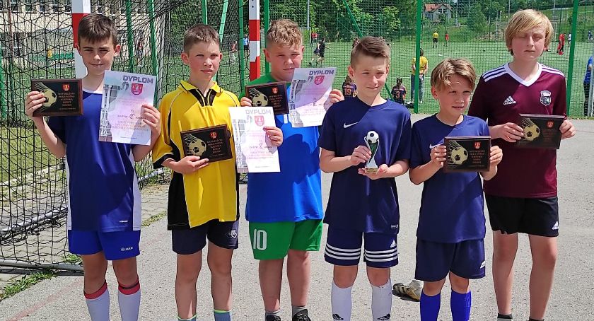 ZSP Skawica, SP1 Stryszawa i dwie drużyny z SP1 Sucha Beskidzka zwycięzcami powiatowych zawodów w piłkę nożną