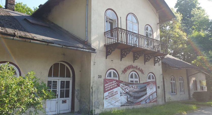 Spadkobiercy hrabiego Tarnowskiego odzyskali stare przedszkole w centrum Suchej Beskidzkiej 