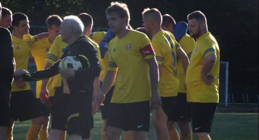 B-KLASA WADOWICE: Huragan oficjalnie w A-klasie, derby dla Lachów i Bystrej, potknięcia Gromu i Dębu