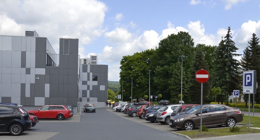 Zmiany na parkingu przy Centrum Kultury i Filmu w Suchej Beskidzkiej. Trzeba patrzeć na znaki