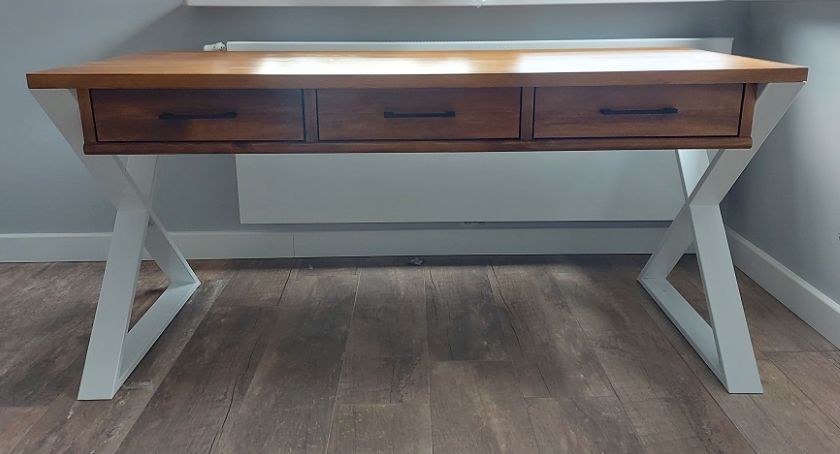 Dlaczego warto kupić biurko loft?