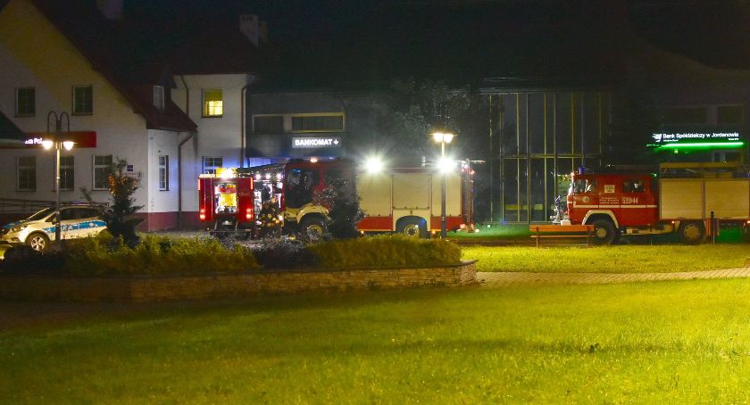 Nocne włamanie do banku w Zawoi. Wybuchł pożar