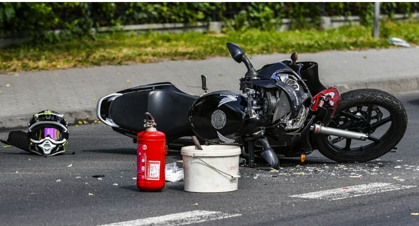Uderzył renaultem w motocyklistę (zdjęcia)
