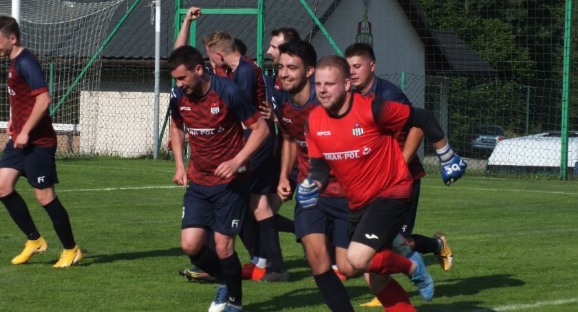Emocje trzymały do końca. Kuba Kaczmarczyk trafia w 95 minucie! / Grom Grzechynia - KS Bystra 4:4