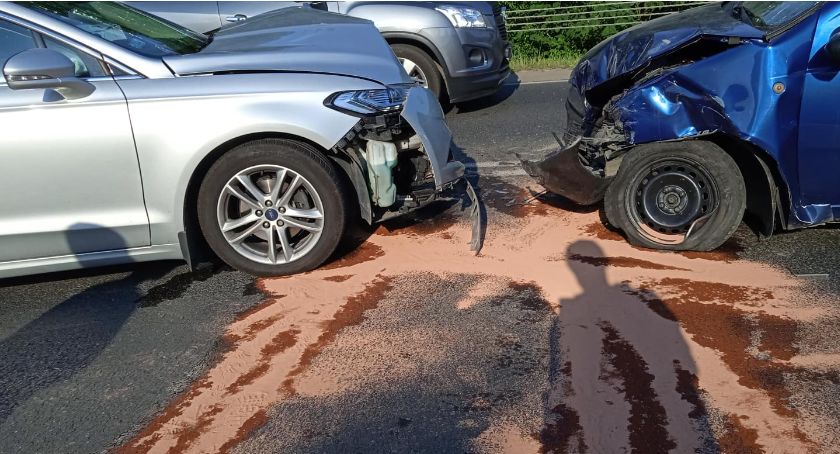 Czołowe zderzenie na krajowej 28. Siedem osób trafiło do szpitala 