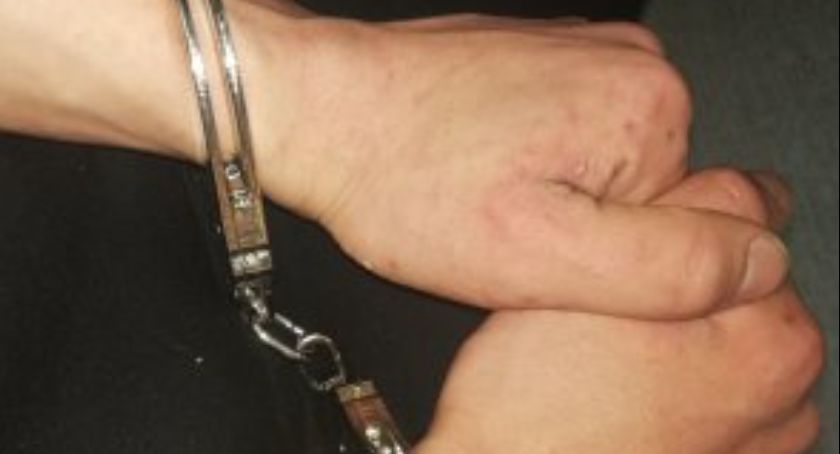 Policja zatrzymała cztery osoby - dwie za pobicie, dwie za kradzież samochodu