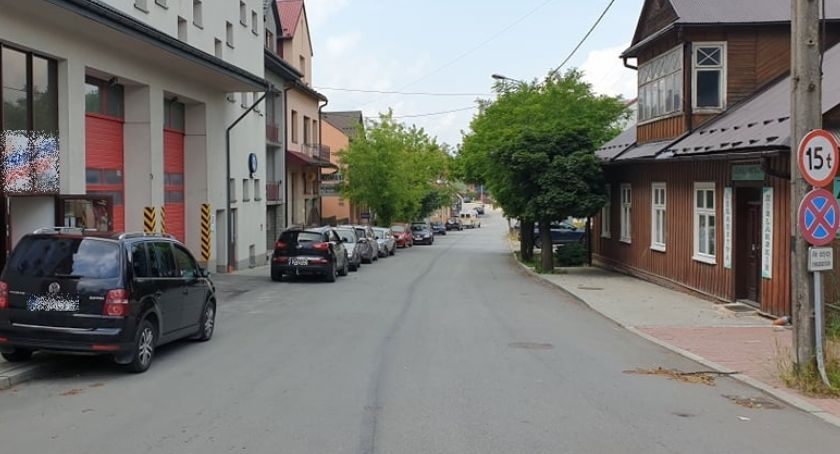 Mieszkańcy skarżą się na kierowców parkujących na ul. Mickiewicza! Burmistrz interweniuje 