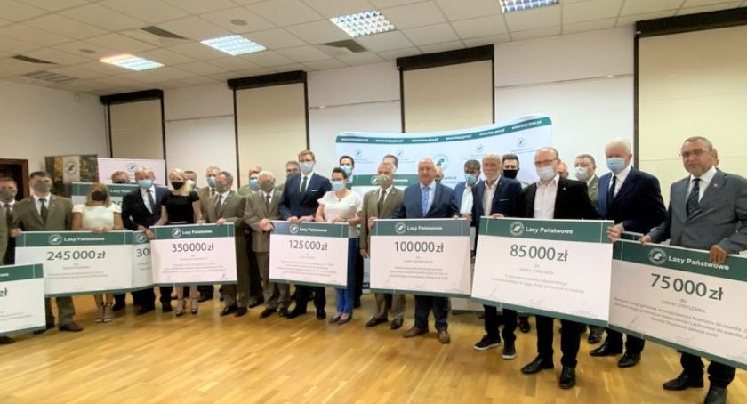 Leśnicy wsparli samorządy. Które gminy z dotacjami?